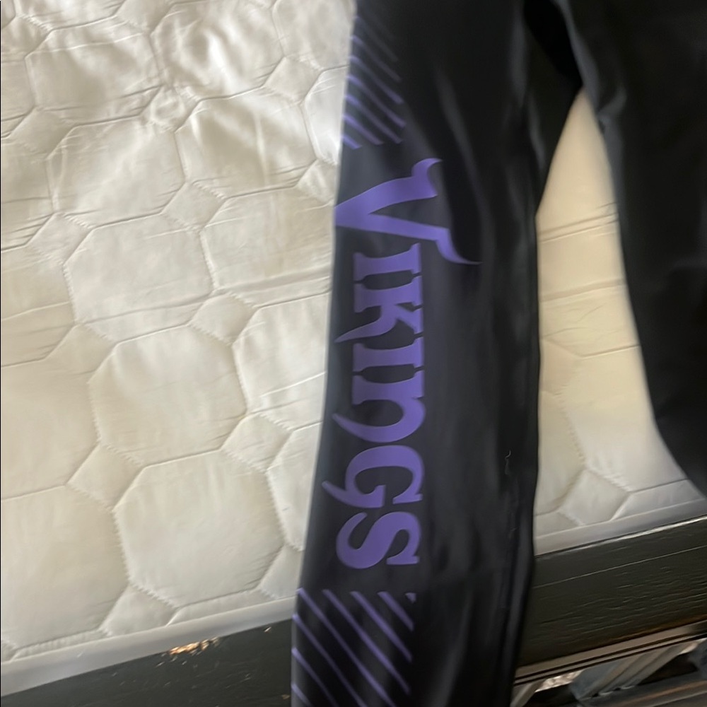 Nike Women's MN Vikings Black Leggings - Picture 6 of 6